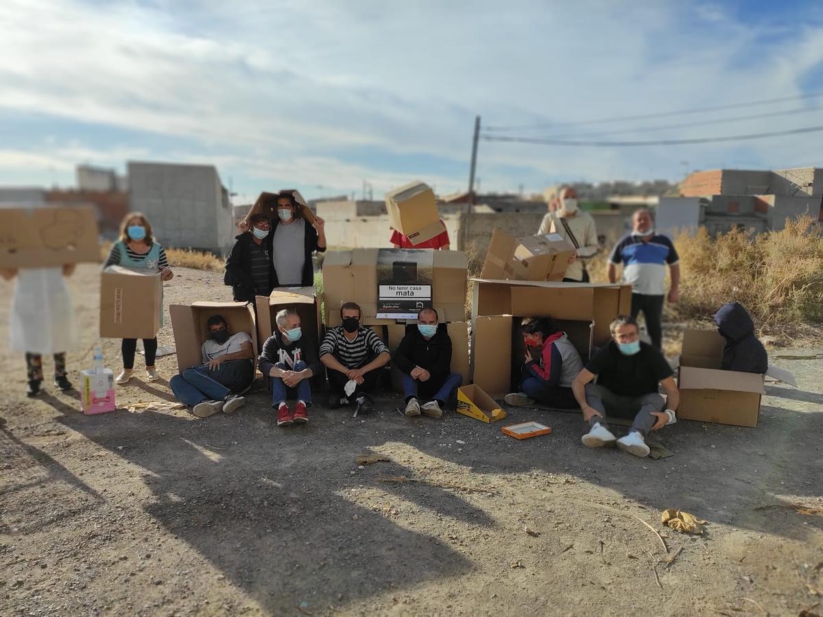 Personas sin hogar con cartones para narrar lo perjudicial de vivir en la calle