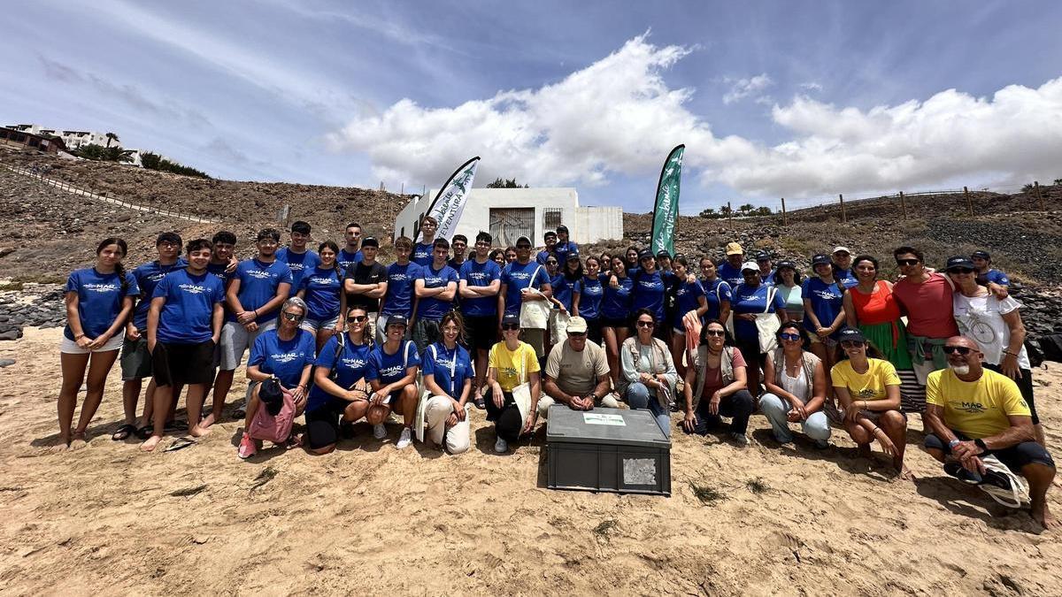 Imagen de los voluntarios en la limpieza de Fuerteventura