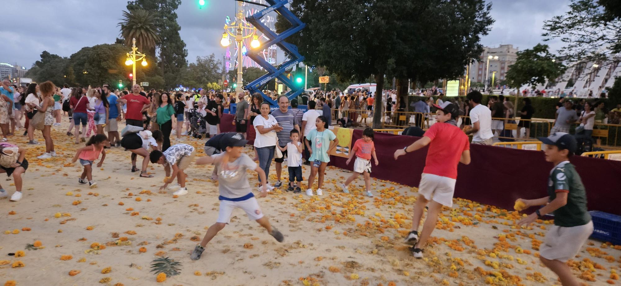 La "otra Batalla de Flores" al acabar el festejo