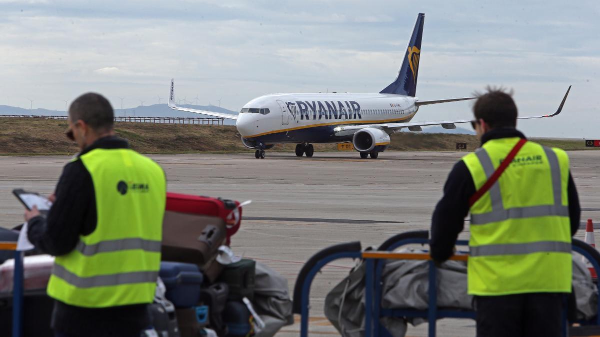 Un avión de Ryanair en el aeropuerto de Vigo.