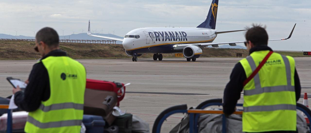 Un avión de Ryanair en el aeropuerto de Vigo.