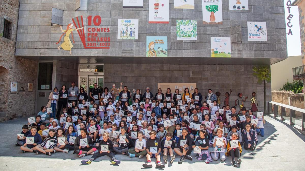 L'alumnat de cinquè davant de la biblioteca municipal