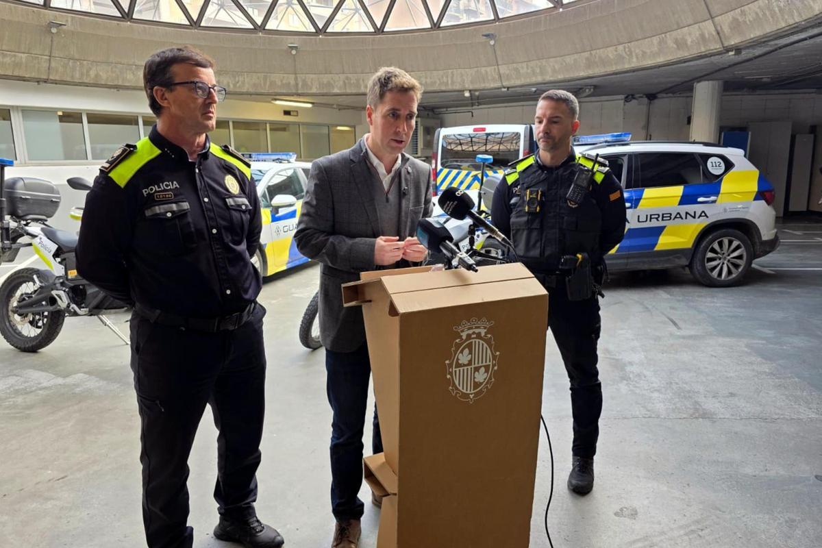 Les fotos de la presentació de les pistoles Taser de la Guàrdia Urbana de Figueres