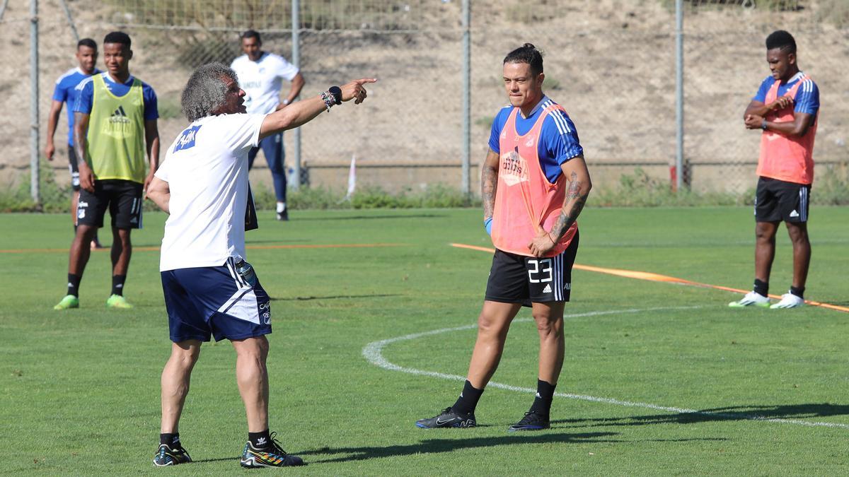 Alberto Gamero dirige una sesión de entrenamiento del Millonarios en la Ciudad Deportiva.