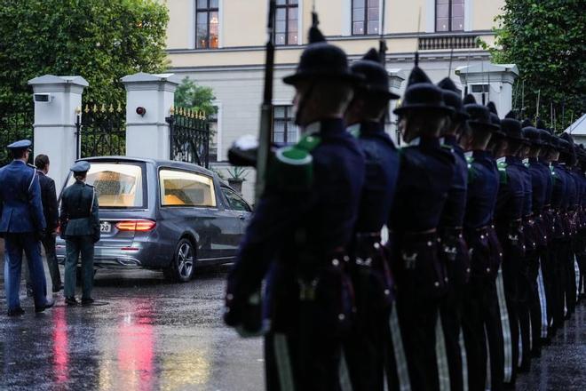 Imágenes del traslado en comitiva del Rey Harald V desde la capilla por las calles de Oslo hasta el Palacio Real