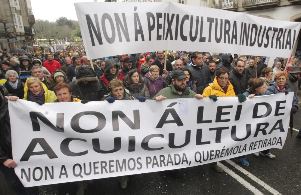 Miles de marineros protestan en Galicia para defen