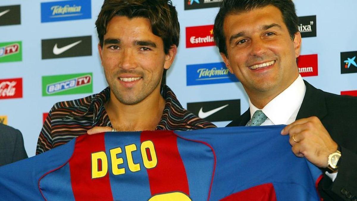 Deco y Joan Laporta, en la presentación del futbolista brasileño en 2004.