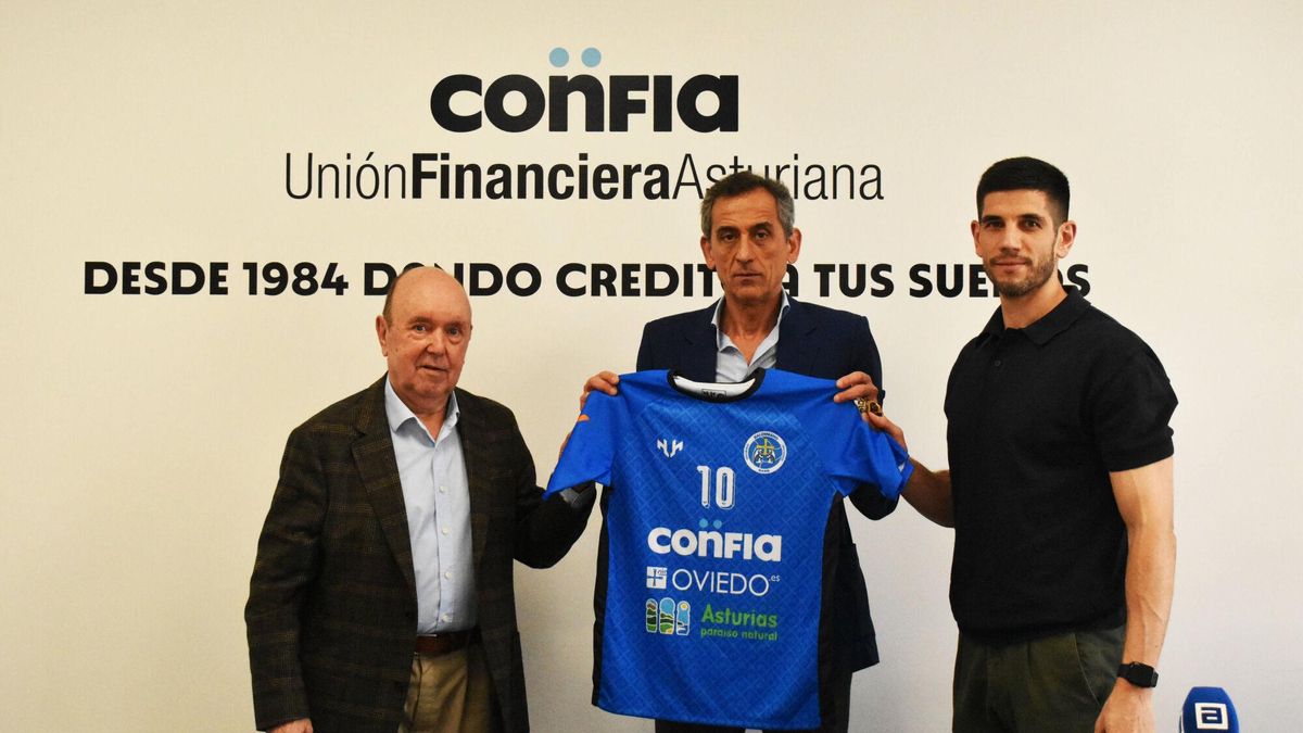 Presentación del patrocinador del Balonmano Base Oviedo. Pepe Rionda, Monchu Iglesias y Richi Díez
