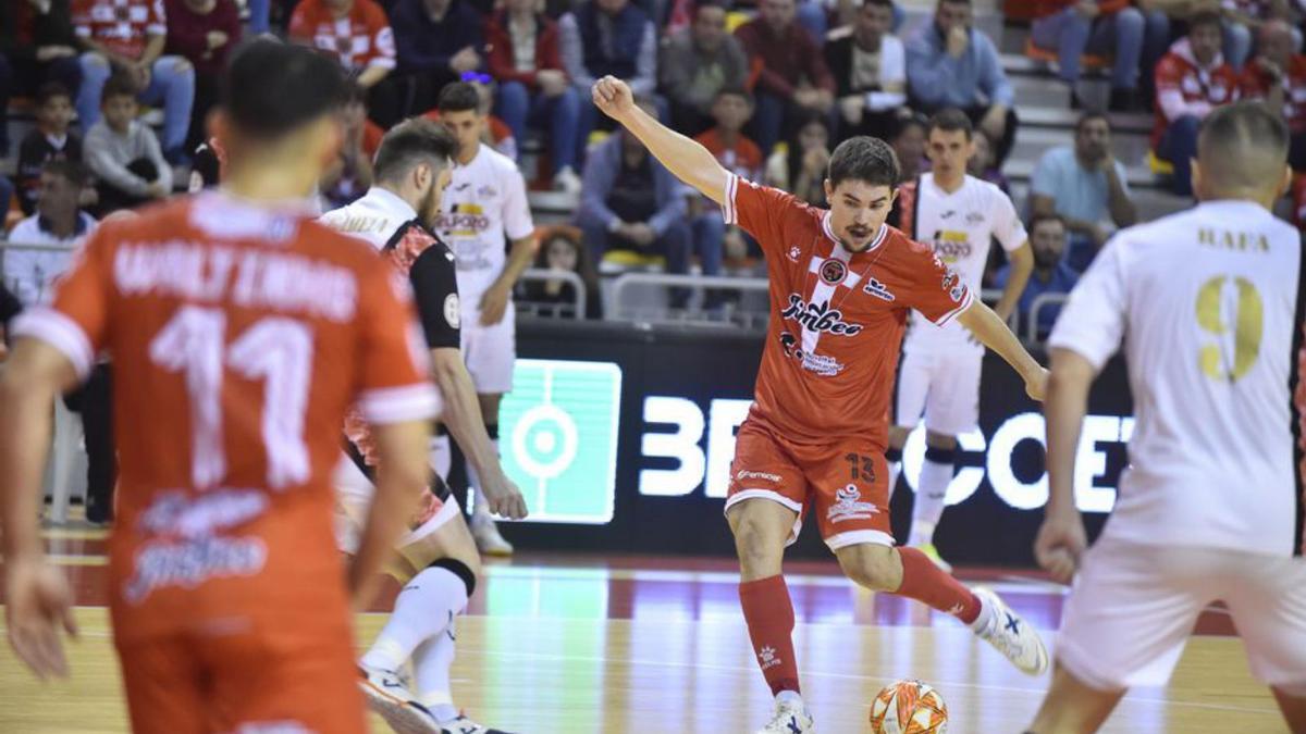 Mellado, del Jimbee Cartagena, durante el pasado derbi.  | IVÁN URQUÍZAR