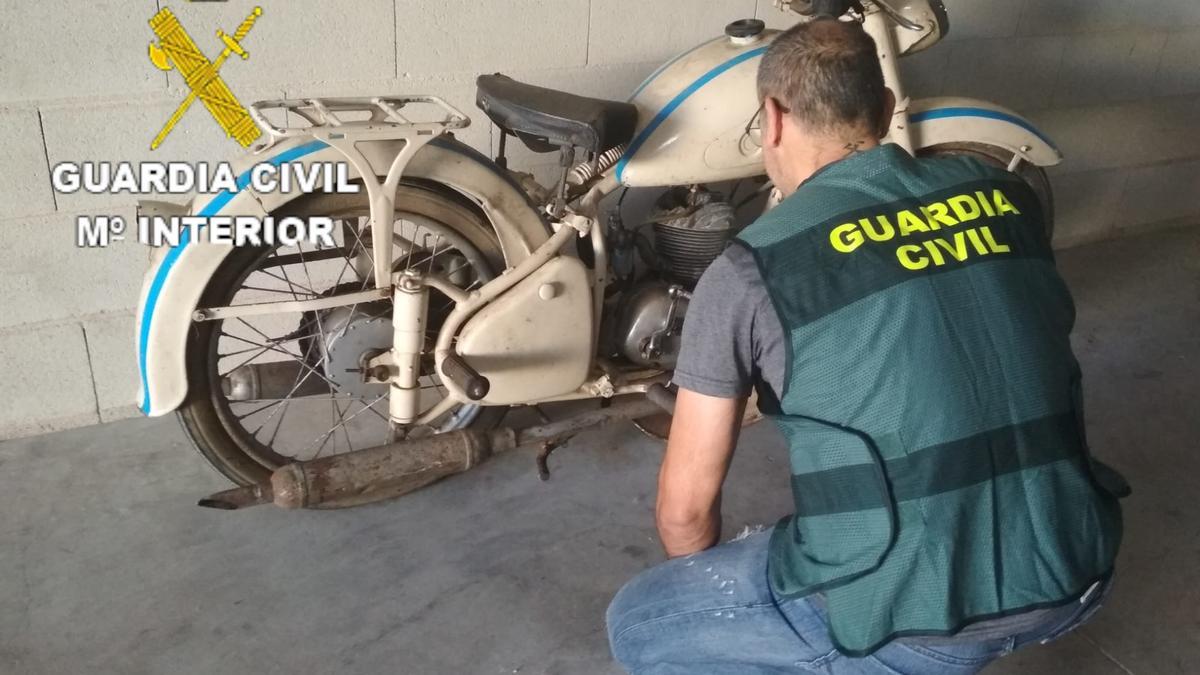Motocicleta histórica recuperada por la Guardia Civil tras detener a tres personas por robos en domicilios del área de A Coruña.