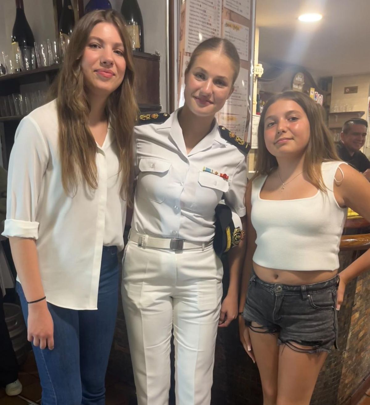 La Princesa Leonor y la Infanta Sofía, con Sheila Valle, la nieta de María Luisa Acera.
