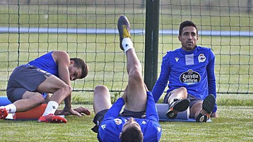 Pedro Sánchez, a la derecha, el lunes en Abegondo, en su último entrenamiento con el Deportivo.