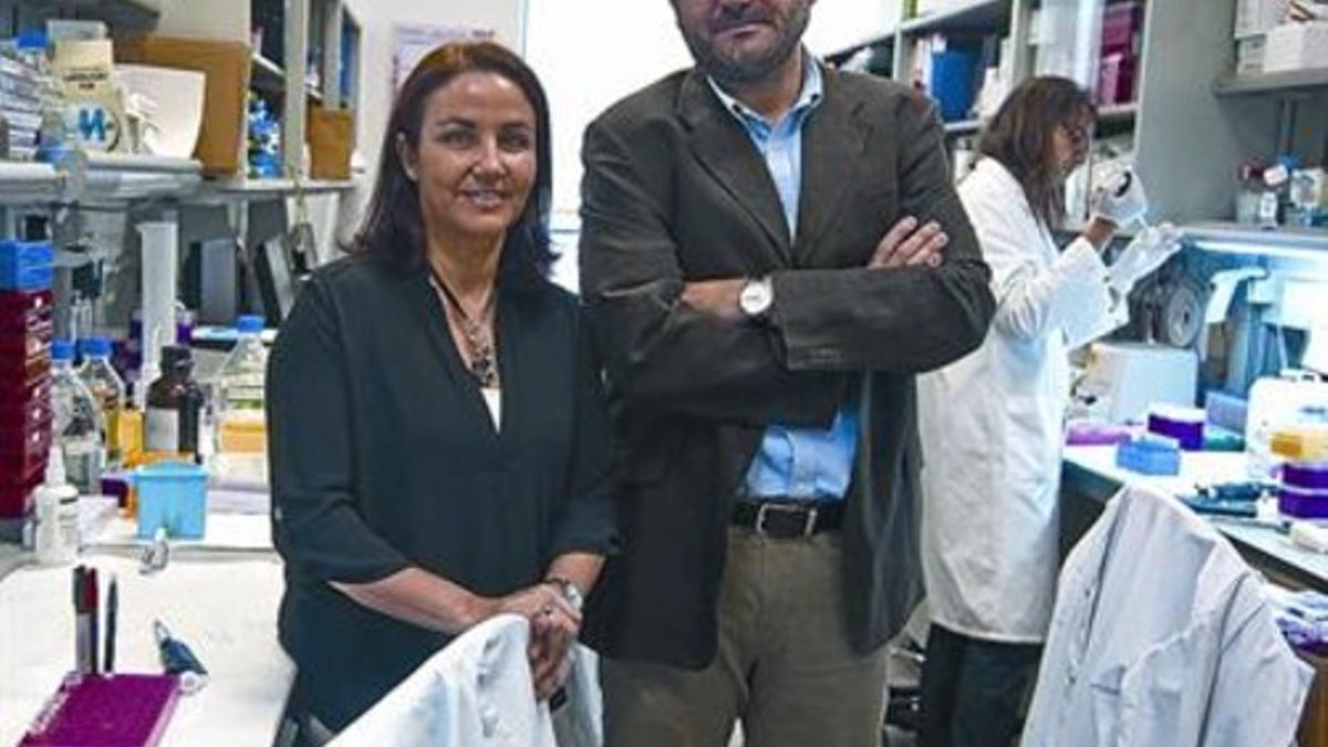 Elena Sancho y Eduard Batlle, en el Laboratorio de Cáncer Colorrectal del IRB Barcelona.