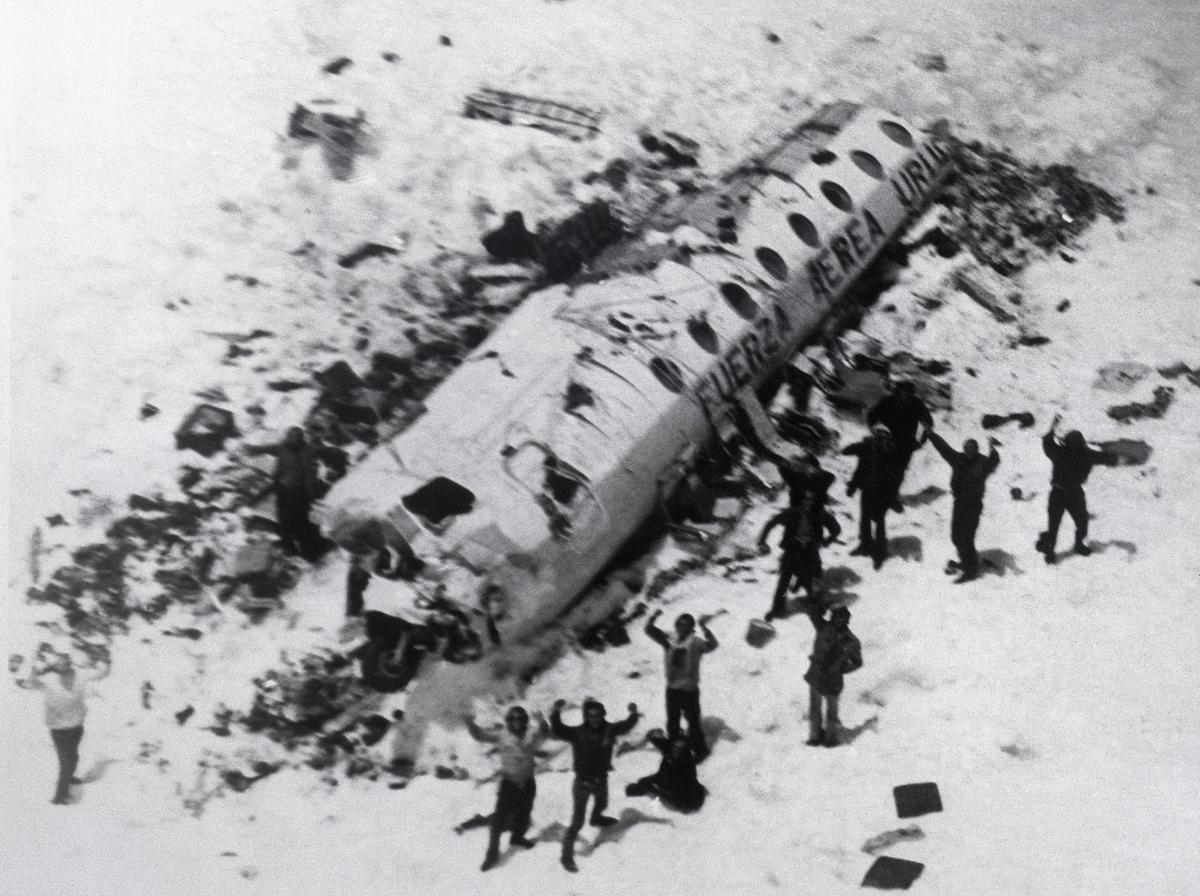 Los supervivientes, fotografiados desde el helicóptero que les rescató.