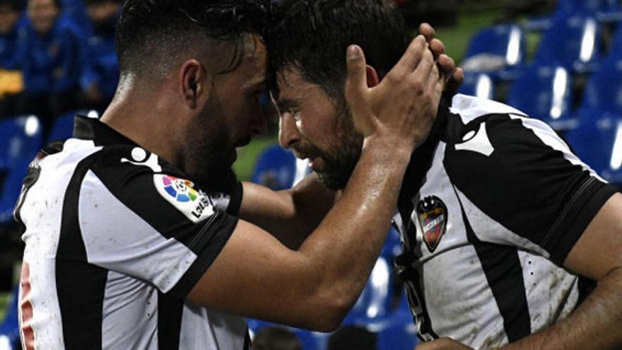 Coke e Ivi, goleador y asistente, celebran el gol del Levante en Getafe.