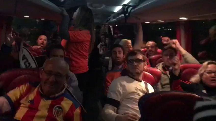 La afición, feliz tras la victoria del Valencia en Cornellà