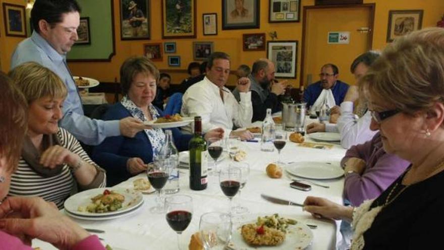 Varios comensales durante una pasada edición de las Jornadas de la caza de Piloña en el restaurante Los Caños de Infiesto.