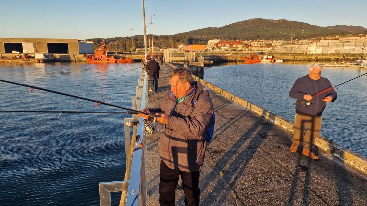 Uno de los pescadores que utilizan dos cañas.