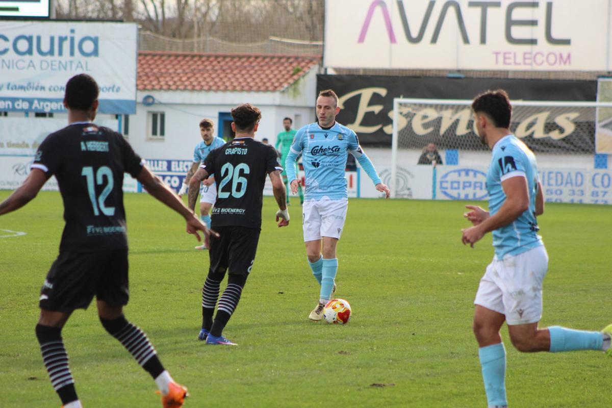 Sergio Gomez conduce el balón durante un partido del Coria en casa.