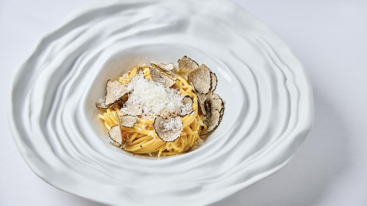 Tallarines, yema de huevo, trufa y queso Cacio Nerone.