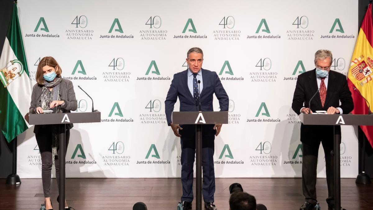 Elías Bendodo, rodeado por los consejeros Rogelio Velasco y Rocío Blanco, tras el Consejo de Gobierno.