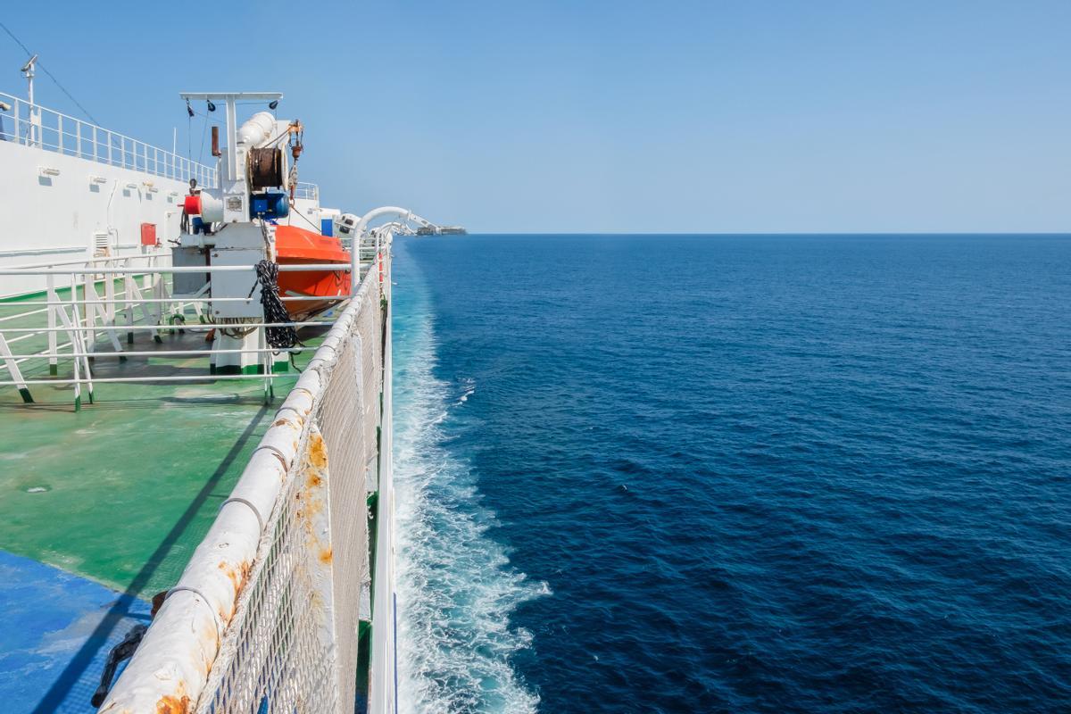 Cuando los buques llegan a puerto, mantienen los motores auxiliares en funcionamiento para generar electricidad.