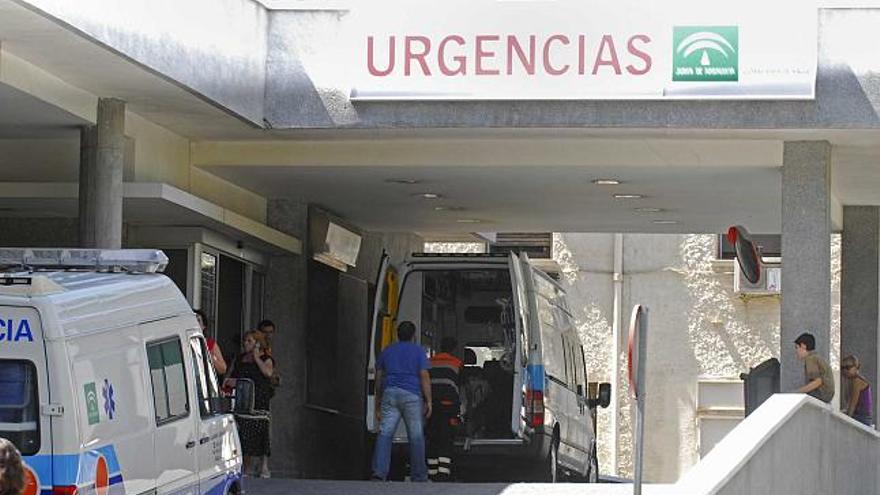 Entrada de Urgencias del Hospital San Cecilio de Granada, donde falleció la última víctima de la gripe A. / efe