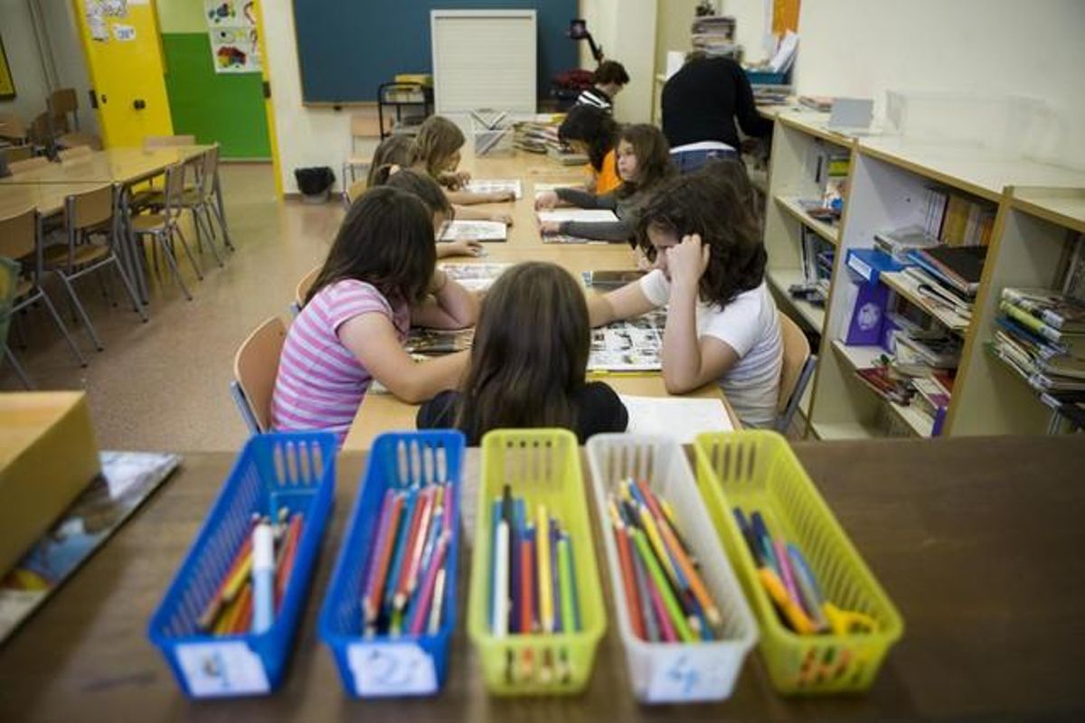 Nens en un col·legi barceloní en plena activitat escolar.