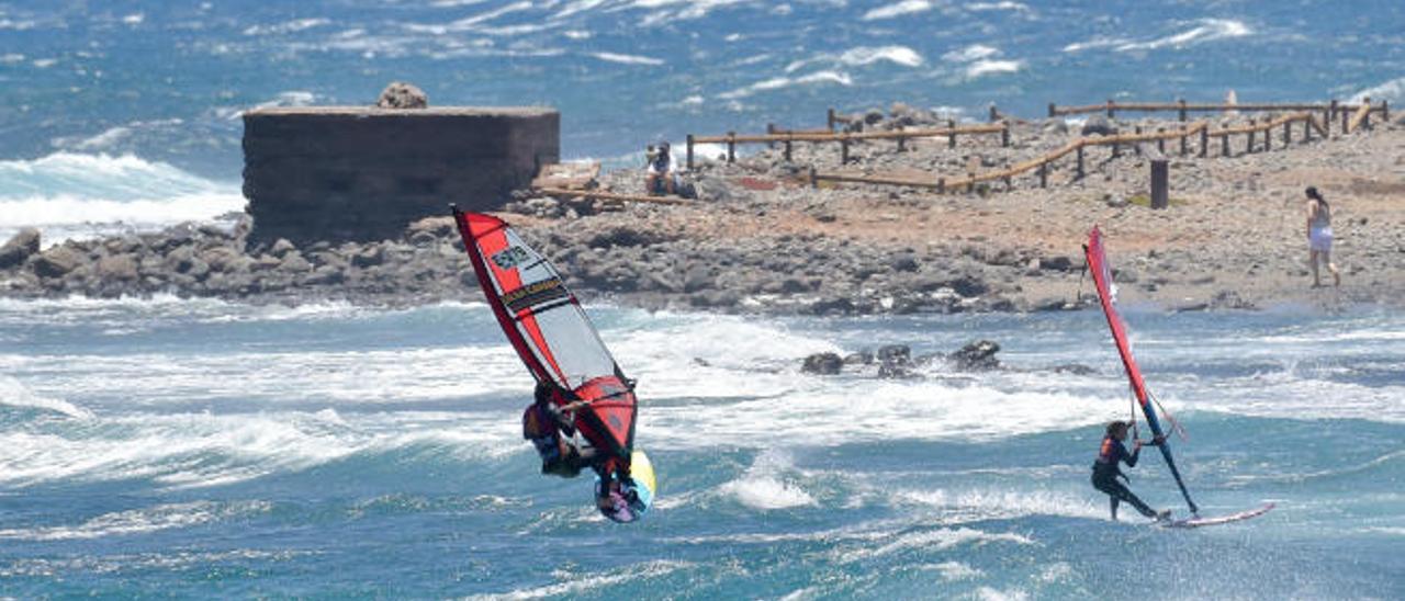 Práctica de windsurf en Pozo Izquierdo.