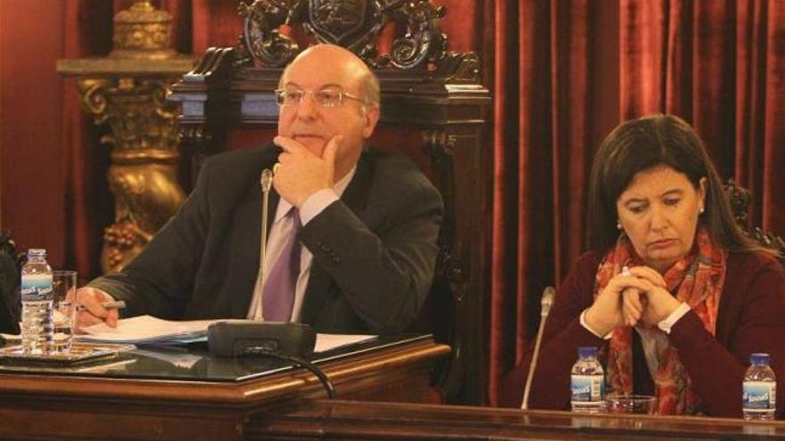 El alcalde, Agustín Fernández, y la edil de Bienestar Social, Marga Martín, en un pleno. // Iñaki Osorio