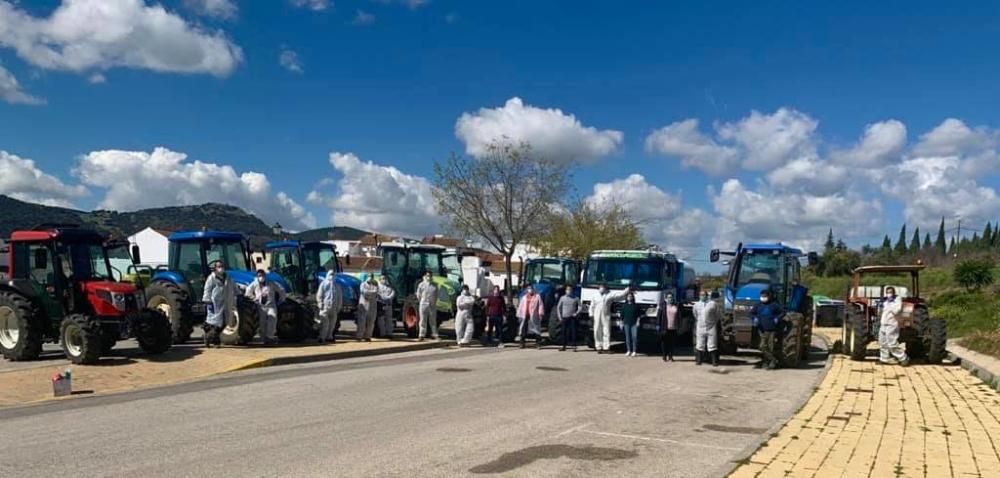 Arriate. No son pocos los pequeños pueblos donde decenas de agricultores han puesto sus tractores al servicio de la limpieza viaria. Empresas han aportado también de forma desinteresada los productos necesarios para reforzar las tareas de desinfección.