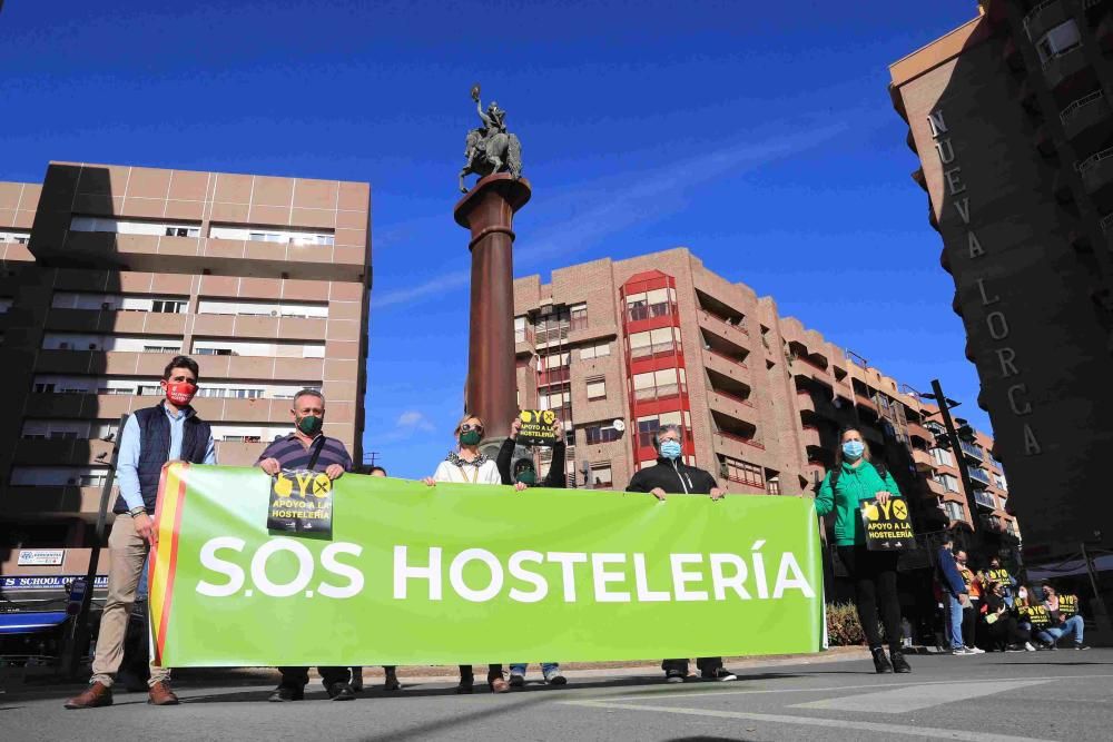 Hosteleros colapsan el centro de Lorca reclamando la apertura de sus negocios