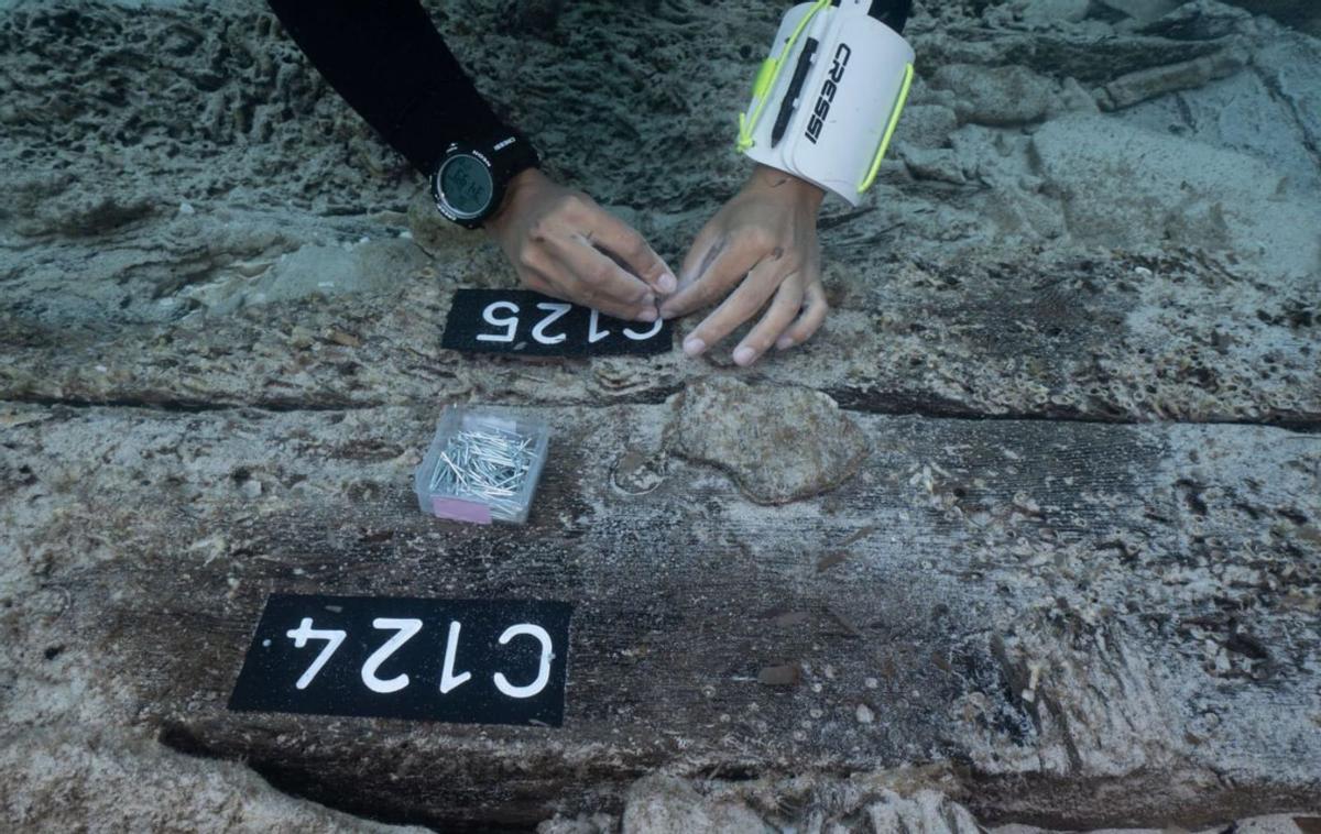 Detalle de la documentación que se realiza en los restos de la embarcación de Llevant. | JOSÉ ANTONIO ARRIBAS