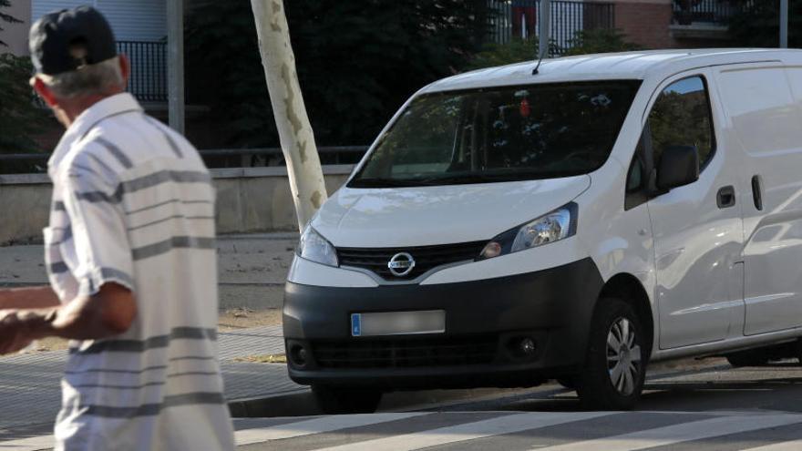 Una furgoneta investigada por la policía en Sant Sadurní d&#039;Anoia (Barcelona).