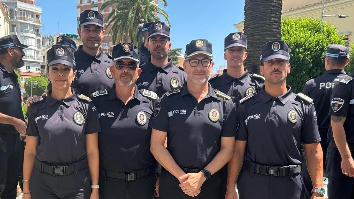 Imagen de los policías destinados a Plasencia, junto a compañeros de promoción.