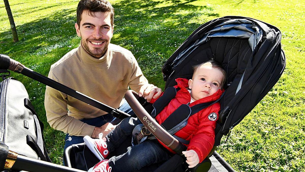 Carles Grau posa con su hijo de siete meses Nil. |  // CARLOS PARDELLAS