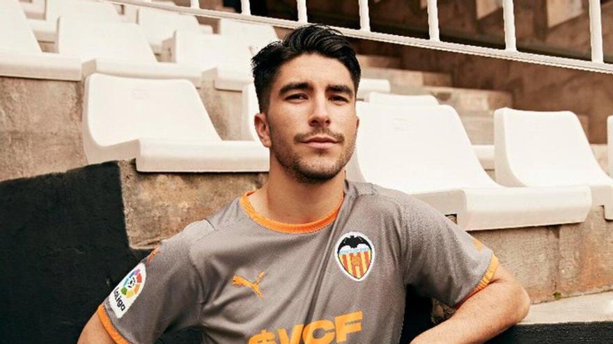 El Valencia CF estrena su cuarta equipación en Vitoria