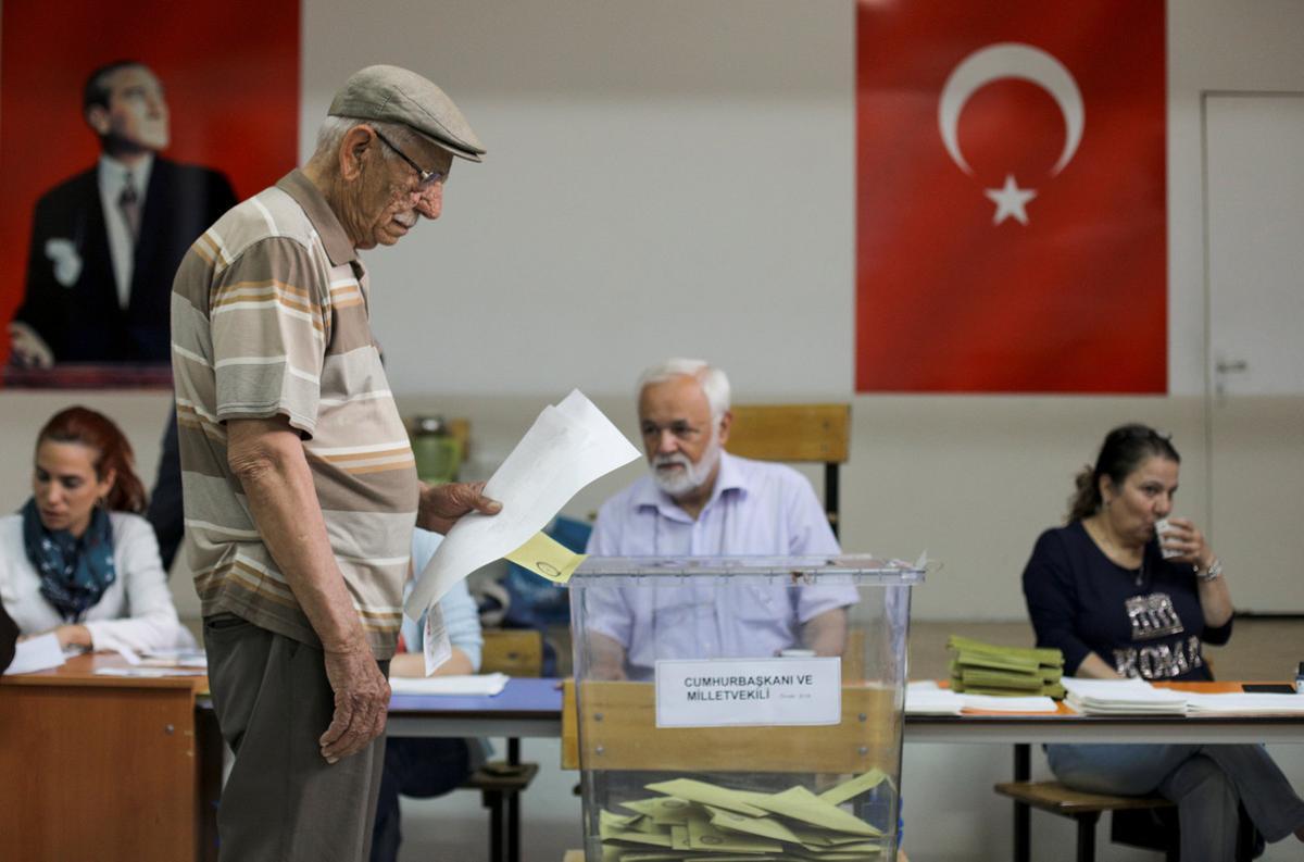 A man casts his ballot for Turkey’s presidential and parliamentary elections at a polling station in Ankara, Turkey June 24, 2018. REUTERS/Stoyan Nenov