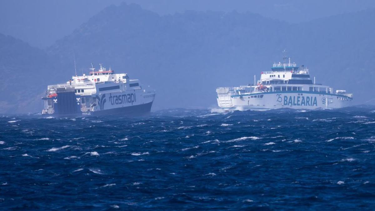 Imagen de archivo de dos barcos entre las PItiusas en un día de temporal.