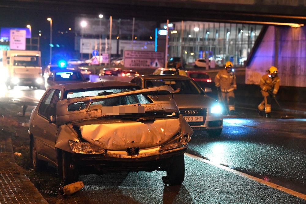 Un accidente en Alfonso Molina, a la altura de Santa Gema, en dirección a la ciudad, causó retenciones hasta el puente de A Pasaxe.