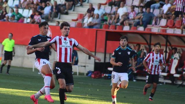 Mascaró se dispone a controlar el esférico tras ganar la espalda a la defensa del Athletic Club «B». | ALBA PRIETO