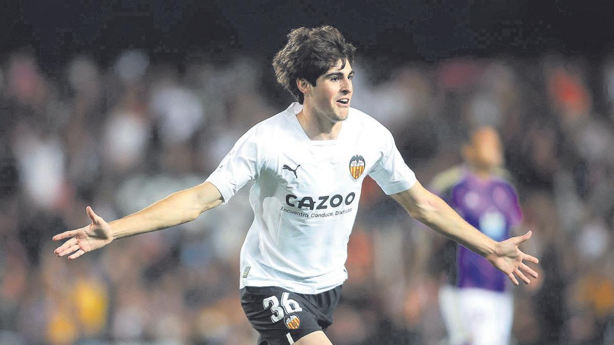 Javi Guerra celebra su gol frente al Valladolid