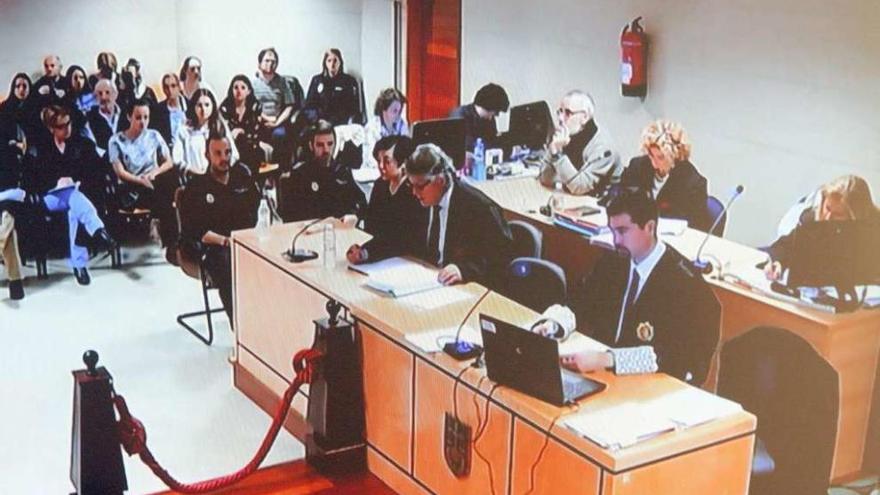 Imagen de los acusados, letrados y público en una de las sesiones del juicio.