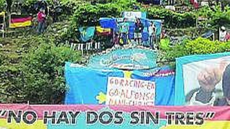 Pancartas instaladas por los aficionados asturianos en la montaña al pie del castillo de los Grimaldi. / a. faes