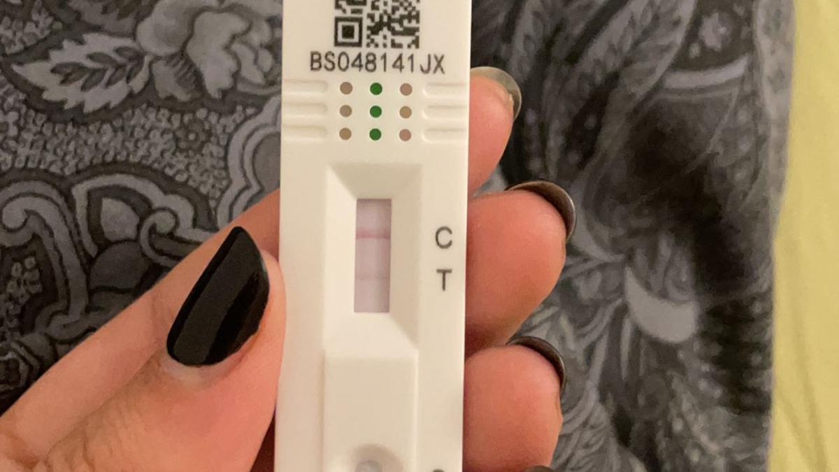 Significado de una línea borrosa en la T del test de antígenos - Levante-EMV