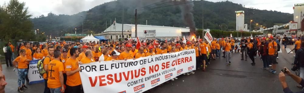 Los trabajadores de Vesuvius marchan a pie desde la fábrica de Riaño hasta la Junta.