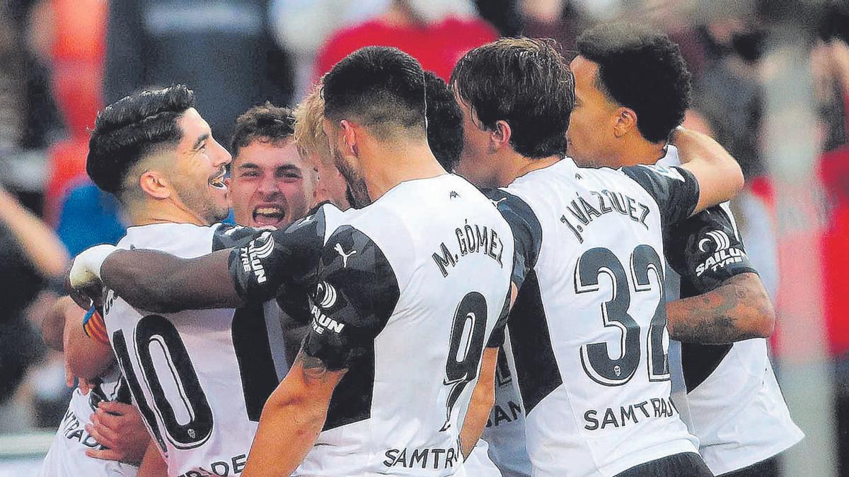 Los jugadores del Valencia celebran un gol