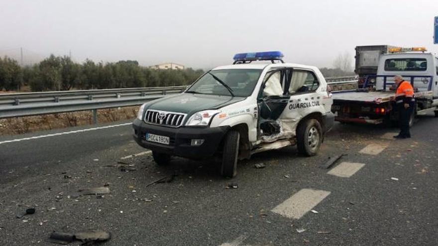 Un piloto kamikaze arrolla un coche de la Guardia Civil en Granada