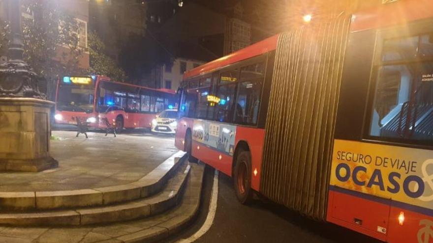 Un coche mal aparcado obliga a un autobús a desviarse a Panaderas por Cordonería