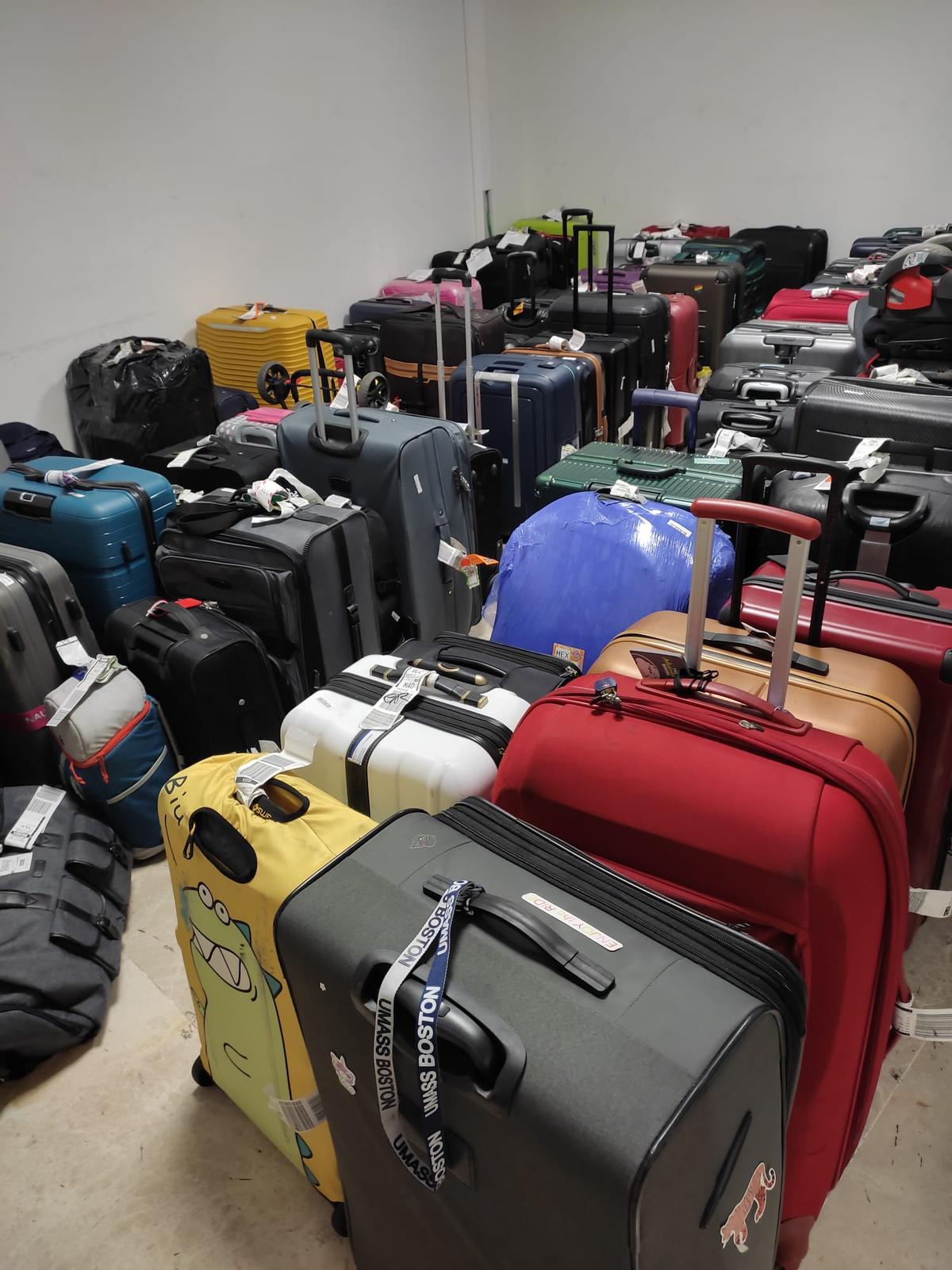 Decenas de maletas acumuladas en las instalaciones de Manises.